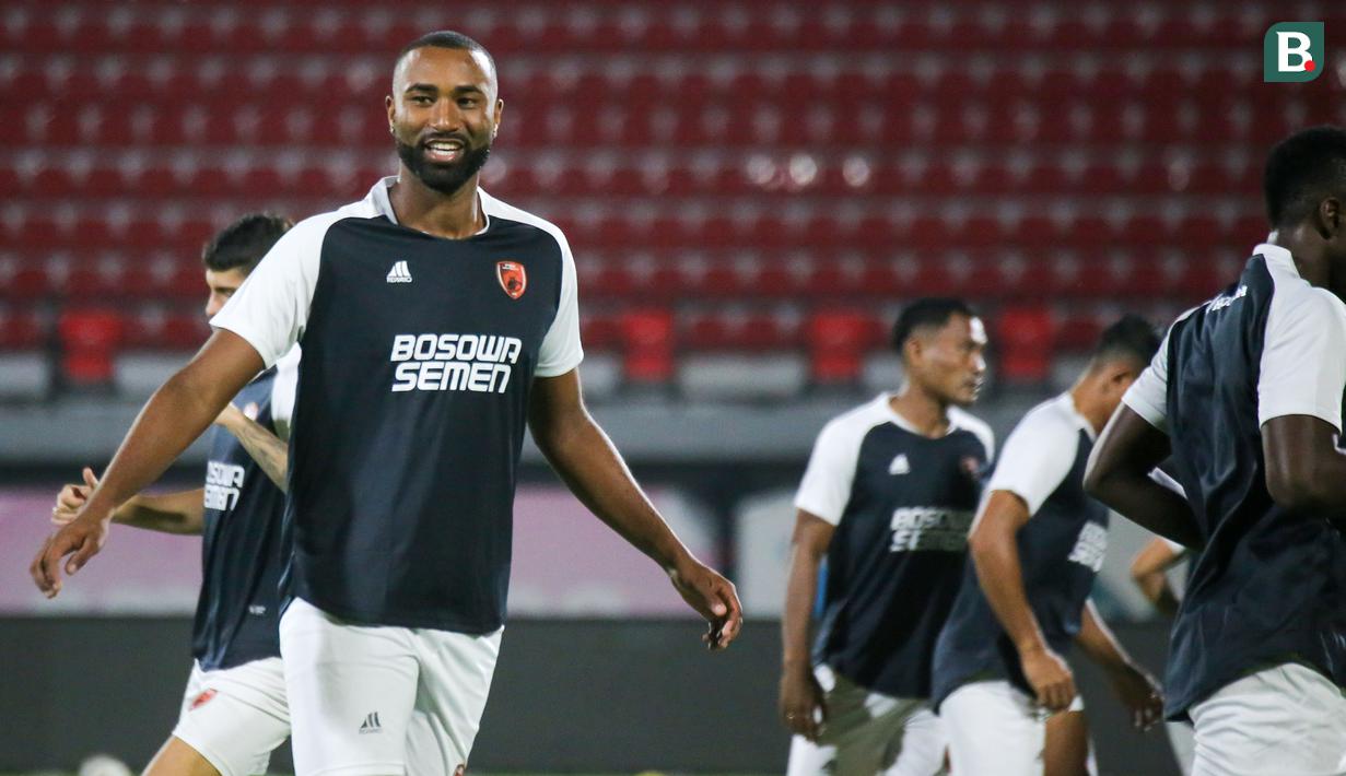 Bek PSM Makassar, Yuran Fernandes (kiri), saat menjalani sesi latihan di Stadion Kapten I Wayan Dipta, Senin (5/6/2023). (Bola.com/Alit Binawan)