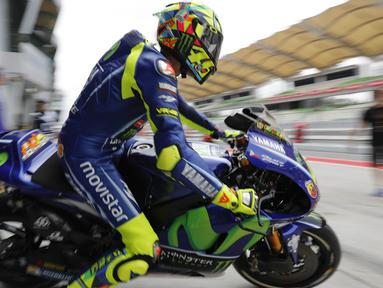 Pebalap Movistar Yamaha, Valentino Rossi, memacu motornya saat sesi latihan kedua jelang GP Malaysia di Sirkuit Sepang, Jumat (27/10/2017). Pada sesi ini pebalap Italia itu berada pada posisi keenam dengan waktu 13,071 detik. (AFP/Vincent Thian)