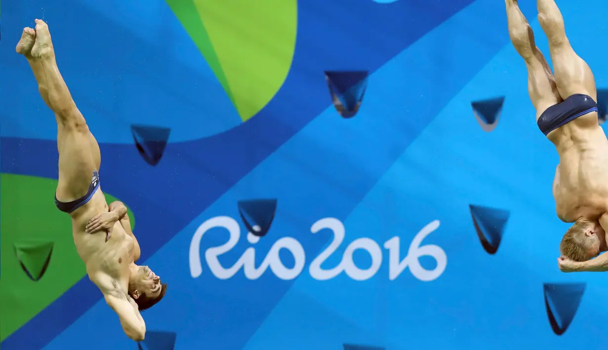 Atlet Inggris Jack Laugher dan Chris Mears saat mengikuti loncat indah sinkronisasi 3 m pria pada Olimpiade 2016 di Brasil, (10/8). Ekspresi kocak para atlet menjadi ciri sendiri dari cabang olahraga ini. (REUTERS/Antonio Bronic)