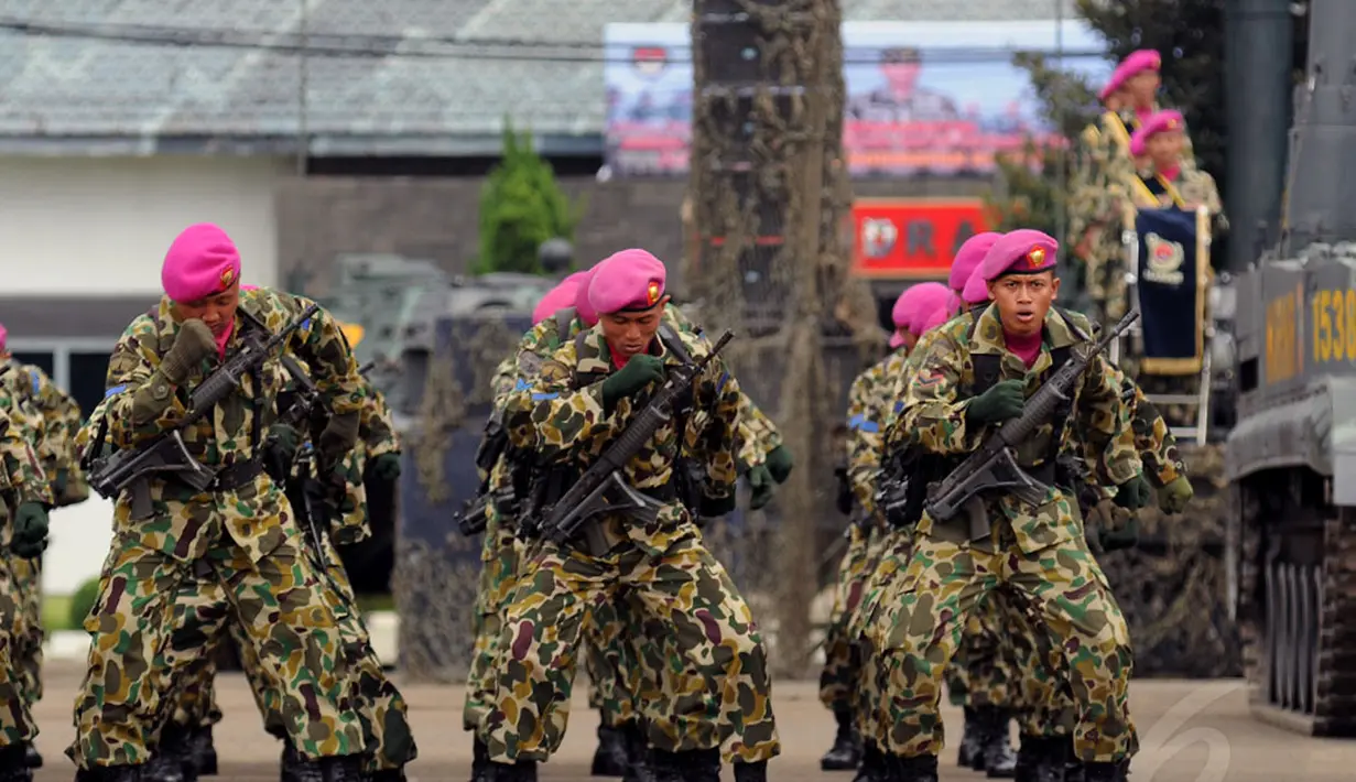 Sejumlah prajurit Korps Marinir meneriakkan yel-yel saat upacara pengangkatan Menhan Ryamizard Ryacudu menjadi warga kehormatan Korps Marinir di Lapangan Apel Kesatrian Marinir Cilandak, Jakarta, (9/12/2014). (Liputan6.com/Helmi Fithriansyah)
