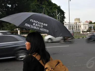 Anggota Jaringan Solidaritas Korban untuk Keadilan melakukan aksi Kamisan ke-378, Jakarta, Kamis (11/12/2014). (Liputan6.com/Miftahul Hayat)