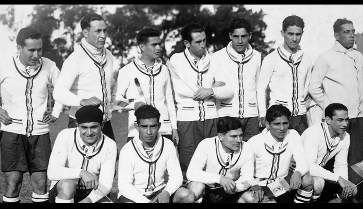 Para pemain Paraguay berpose bersama sebelum pertandingan di Piala Dunia FIFA 1930 (Sumber;FIFA.Com)