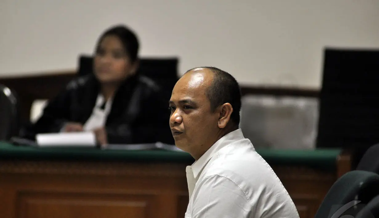 Gulat Medali Emas Manurung menjadi terdakwa dalam perkara suap Gubernur Riau nonaktif Annas Maamun, Jakarta, Senin (15/12/2014). (Liputan6.com/Miftahul Hayat)