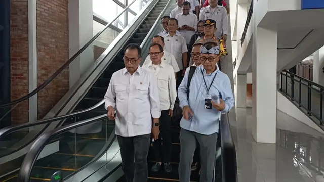 Menteri Perhubungan (Menhub) Budi Karya meresmikan Skybridge Bojonggede, Bogor, Jawa Barat, Sabtu (9/12/2023). (Achmad Sudarno).