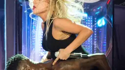 Penampilan Lady Gaga saat tampil di Coachella Music & Arts Festival di Empire Polo Club, California (15/4). Gaga merupakan penampil pengganti, setelah sebelumnya Beyonce dijadwalkan untuk tampil. (AFP Photo / Valerie Macon)