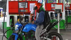 Pengendara mengisi bahan bakar minyak (BBM) di SPBU Abdul Muis, Jakarta, Jumat (2/2). Kenaikan harga minyak dunia berpotensi mendorong inflasi. (Liputan6.com/Angga Yuniar)