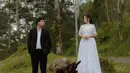 Berikutnya, Frans masih mengenakan setelan jasnya. Sedangkan, Indah mengenakan long dress putih dengan aksen bunga. [@fransfaisal_]