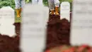 Petugas membawa peti berisi jenazah yang akan dimakamkan dengan protokol COVID-19 di TPU Bambu Apus, Jakarta, Jumat (22/1/2021). Sejak dibuka Kamis (21/1) kemarin hingga hari ini, tercatat sekitar 35 jenazah dimakamkan dengan protokol COVID-19 di TPU Bambu Apus. (Liputan6.com/Helmi Fithriansyah)