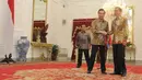 Menlu Republik Rakyat China, Wang Yi, berjabat tangan dengan Presiden Jokowi di Istana Merdeka, Jakarta, Senin (3/11/2014). (Liputan6.com/Herman Zakharia)