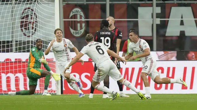 Skuad Cremonese merayakan gol Federico Bonazzoli ke gawang AC Milan di San Siro, Minggu (24/08/2025) dini hari WIB. (AP Photo/Luca Bruno)