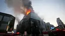 Api dan kepulan asap terlihat membumbung dari gedung pusat kebugaran berlantai delapan di Jecheon, Korea Selatan, Kamis (21/12). Diyakini, sumber api yang membakar gedung berasal dari tempat parkir di lantai pertama. (Kim Hyung-woo/Yonhap via AP)