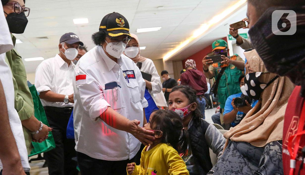 <p>Menteri Lingkungan Hidup dan Kehutanan Siti Nurbaya menyapa anak-anak di Terminal Penumpang Pelabuhan Tanjung Priok, Jakarta, Selasa (26/4/2022). Kunjungan tersebut dalam rangka memantau persiapan mudik minim sampah. (Liputan6.com/Herman Zakharia)</p>