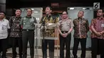 Menko Polhukam Wiranto (tengah) memberi keterangan usai rapat di Kemenkopolhukam, Jakarta, Jumat (6/10). Dalam kesempatan itu turut hadir Kepala Badan Intelijen Negara (BIN) Budi Gunawan serta Menhan Ryamizard Ryacudu. (Liputan6.com/Faizal Fanani)