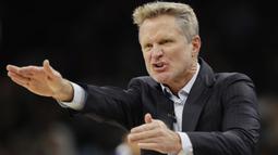 Pelatih Golden State Warriors, Steve Kerr saat memimpin timnya melawan San Antonio Spurs pada laga NBA basketball game di AT&T Center, San Antonio, (2/11/2017) waktu setempat. Warriors menang 112-92. (AP/Eric Gay)