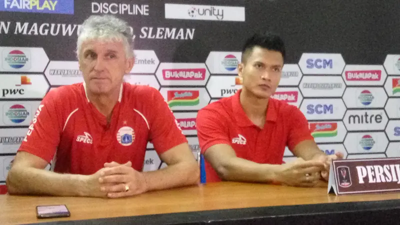 Pelatih Persija, Ivan Kolev (kiri) dan kiper Sahar Ginanjar dalam jumpa pers usia laga lawan PSS Sleman, Jumat (15/3). (Liputan6.com/Switzy Sabandar)