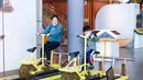 Pengunjung menjajal sepeda beroda segi empat di Museum Ilmu Pengetahuan dan Teknologi Nanjing saat Pekan Ilmu Pengetahuan dan Perdamaian Internasional di Nanjing, Provinsi Jiangsu, China timur (11/11/2020). (Xinhua/Zhang Meng)