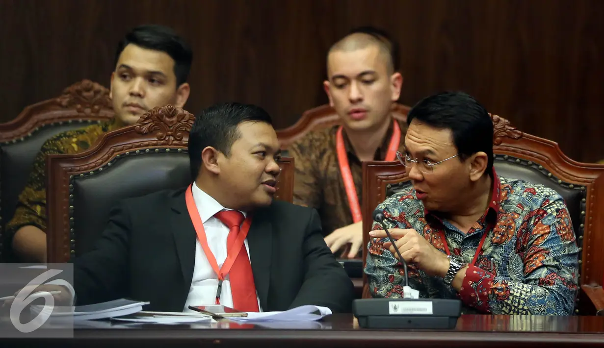 Ekspresi Gubernur DKI Jakarta, Basuki T Purnama saat mengikuti sidang lanjutan di MK, Jakarta, Senin (5/9). Ahok menjalani Sidang Lanjutan Uji Materi Pasal 70 ayat 3 UU Pilkada mengenai cuti selama masa kampanye. (Liputan6.com/Johan Tallo)