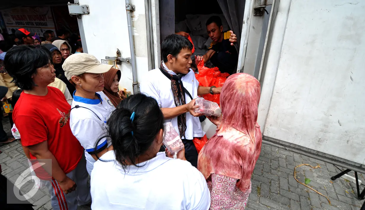 Warga menukarkan kupon dengan daging saat digelar pasar murah di Kantor DPP PDIP Lenteng Agung, Jakarta, Senin (13/7/2015). Warga menyambut antusias kehadiran pasar murah yang digelar PDIP (Liputan6.com/Yoppy Renato)