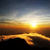 Matahari terbit dari puncak Rinjani. (foorus.wordpress.com)