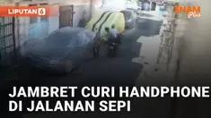 Seorang anak sekolah bermain handphone di jalan terkena jambret mengundang perhatian