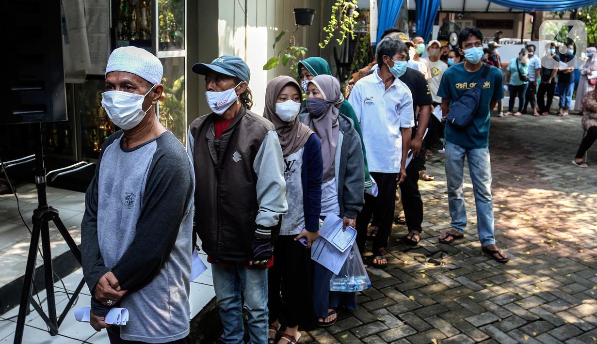 Warga mengantre untuk menerima vaksin Pfizer dosis pertama di Kecamatan Beji, Depok,Rabu (1/9/2021). Pemerintah Kota Depok menggelar program Gebyar Vaksinasi Covid-19 secara serentak di 11 kecamatan di Kota Depok. (Liputan6.com/Johan Tallo)