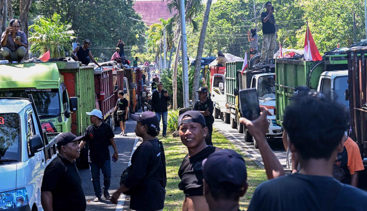 Selain Kantor Gubernur Bali, massa juga mendatangi kantor Pusat Pengendalian Lingkungan Hidup (PPLH) Bali Nusra. Tampak dalam foto, massa memprotes keputusan pemerintah untuk melarang pembuangan sampah organik di Tempat Pembuangan Akhir (TPA) Sampah, Suwung, menjelang penutupan permanen yang direncanakan akhir tahun ini, di Denpasar, Bali, pada Kamis 16 April 2026. (SONNY TUMBELAKA/AFP)