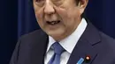 Perdana Menteri Jepang Shinzo Abe berbicara dalam konferensi pers di kediaman resminya di Tokyo pada 18 Juni 2020. Shinzo Abe yang sebelumnya dalam kondisi kritis di rumah sakit usai penembakan saat acara kampanye dilaporkan meninggal dunia, pada Jumat, 8 Juli 2022. (Rodrigo REYES MARIN / POOL / AFP)