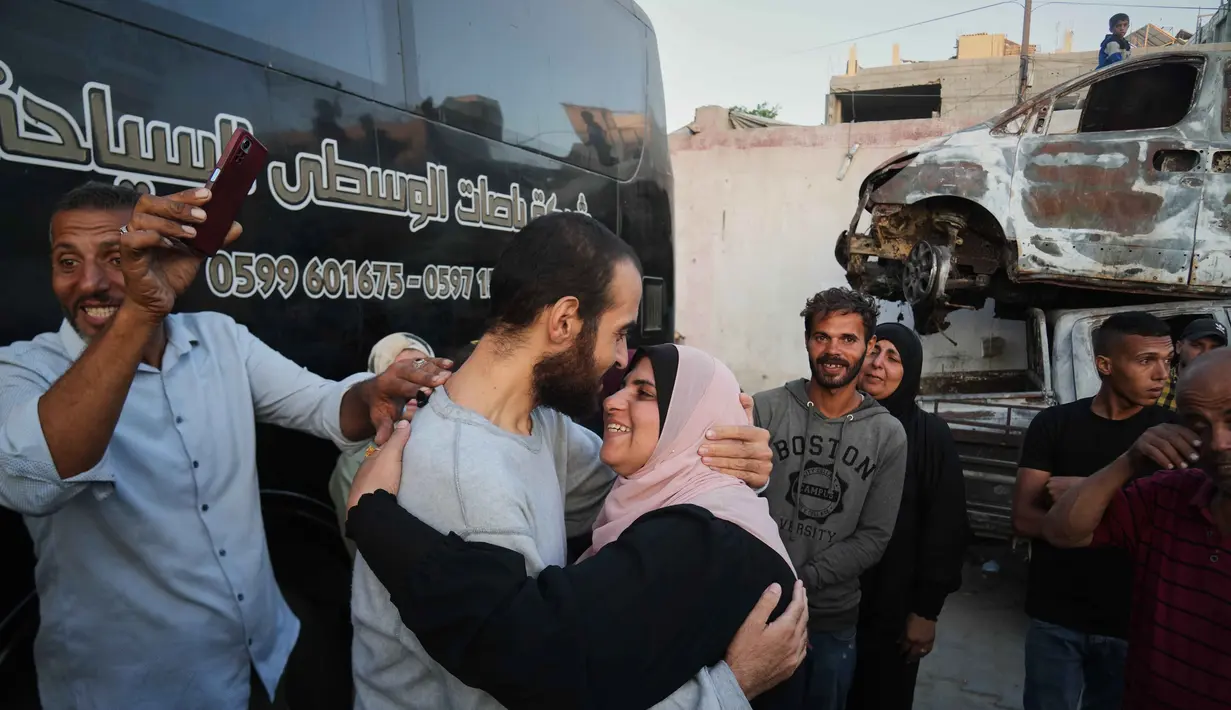 Pembebasan dilakukan dalam dua kelompok, dengan kelompok pertama dibebaskan dari penjara Ofer di Tepi Barat dan kelompok kedua dibebaskan dari penjara Ketziot di Israel bagian selatan. (AP Photo/Abdel Kareem Hana)