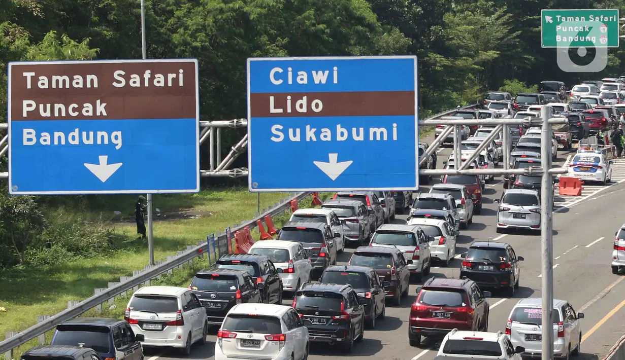 <p>Sejumlah kendaraan memadati Simpang Gadog, Ciawi, Kabupaten Bogor, Jawa Barat, Kaims (5/5/2022). Satlantas Polres Bogor memberlakukan sistem satu arah secara situasional untuk mengurai kepadatan lalu lintas di jalur wisata Puncak, Bogor pada libur Idul Fitri 1443H. (Liputan6.com/Herman Zakharia)</p>