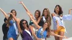 Para kontestan Miss Universe 2016 berpose di kapal pesiar saat bertamasya ke sebuah resor wisata pantai di Manila, Filipina (19/1). Kegiatan ini merupakan rangkaian acara Miss Universe 2016 jelang malam puncak 30 Januari 2017. (AFP Photo/Ted Aljibe)