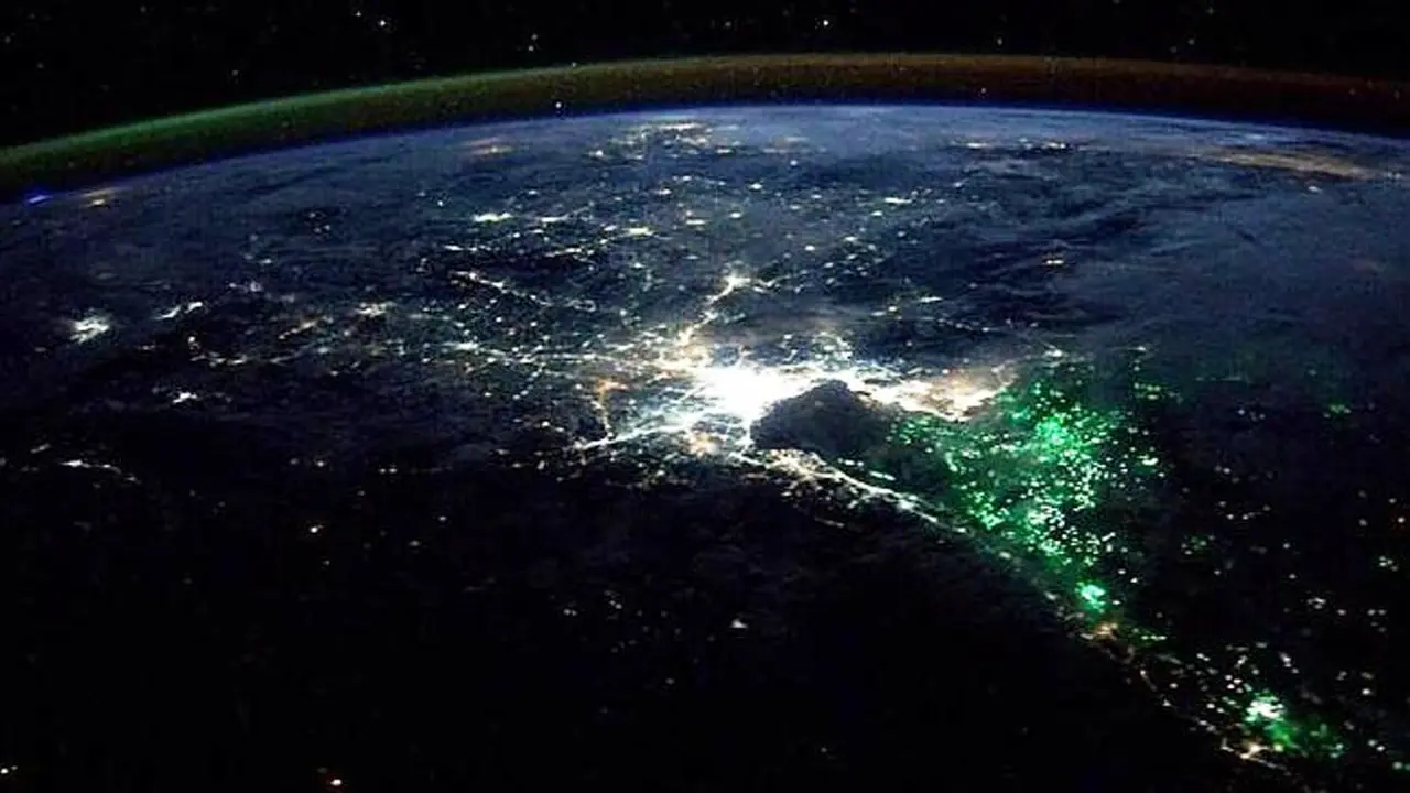 Cahaya misterius terpantau dari ISS