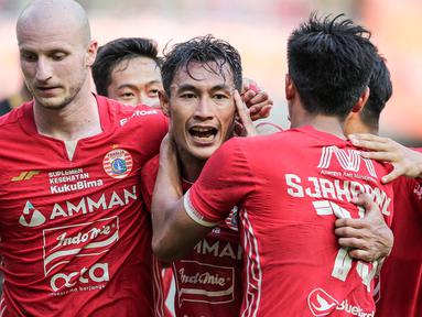 BRI Liga 1 2022/2023 sebagai kasta teratas kompetisi sepak bola di Indonesia telah berakhir dengan menahbiskan PSM Makassar sebagai juara. PSM Makassar juga masuk dalam 8 besar sebagai tim dengan pertahanan terbaik selama bergulirnya BRI Liga 1 2022/2023. Selain PSM, beberapa tim papan atas juga masuk dalam daftar, namun minus Persib Bandung. Berikut daftar lengkap 8 tim tersebut. (Bola.com/Bagaskara Lazuardi)