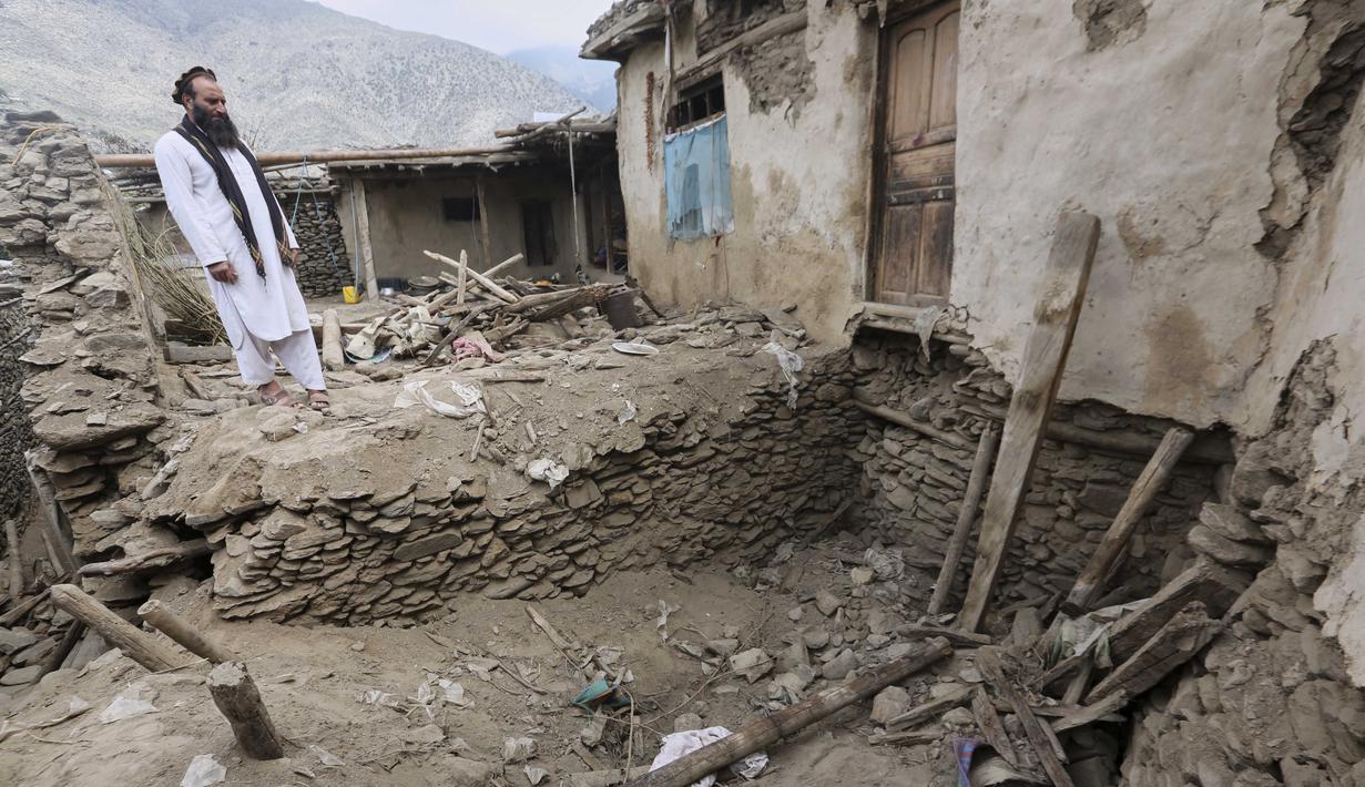 Seorang warga setempat melihat kerusakan akibat gempa bumi berkekuatan magnitudo 6,0 yang melanda Dara Noor, Provinsi Kunar, Afghanistan timur, pada 2 September 2025. (AP Photo/Wahidullah Kakar)