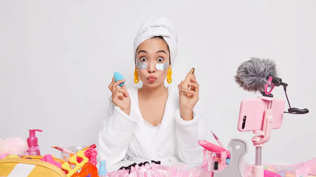 Kesibukan sehari-hari membuat banyak perempuan mencari solusi kecantikan yang praktis tanpa harus mengorbankan kesehatan kulit. Dari kebutuhan inilah produk kecantikan 2 in 1 hadir, menawarkan manfaat makeup sekaligus perawatan kulit dalam satu langkah. (foto/dok: freepik/wayhomestudio)