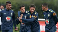 Pemain timnas Brasil Neymar berinteraksi dengan rekan setimnya saat sesi latihan di London, Inggris (29/5). Neymar dan rekan-rekannya akan bertanding melawan Kroasia di stadion Anfield, Liverpool. (AP / Kirsty Wigglesworth)