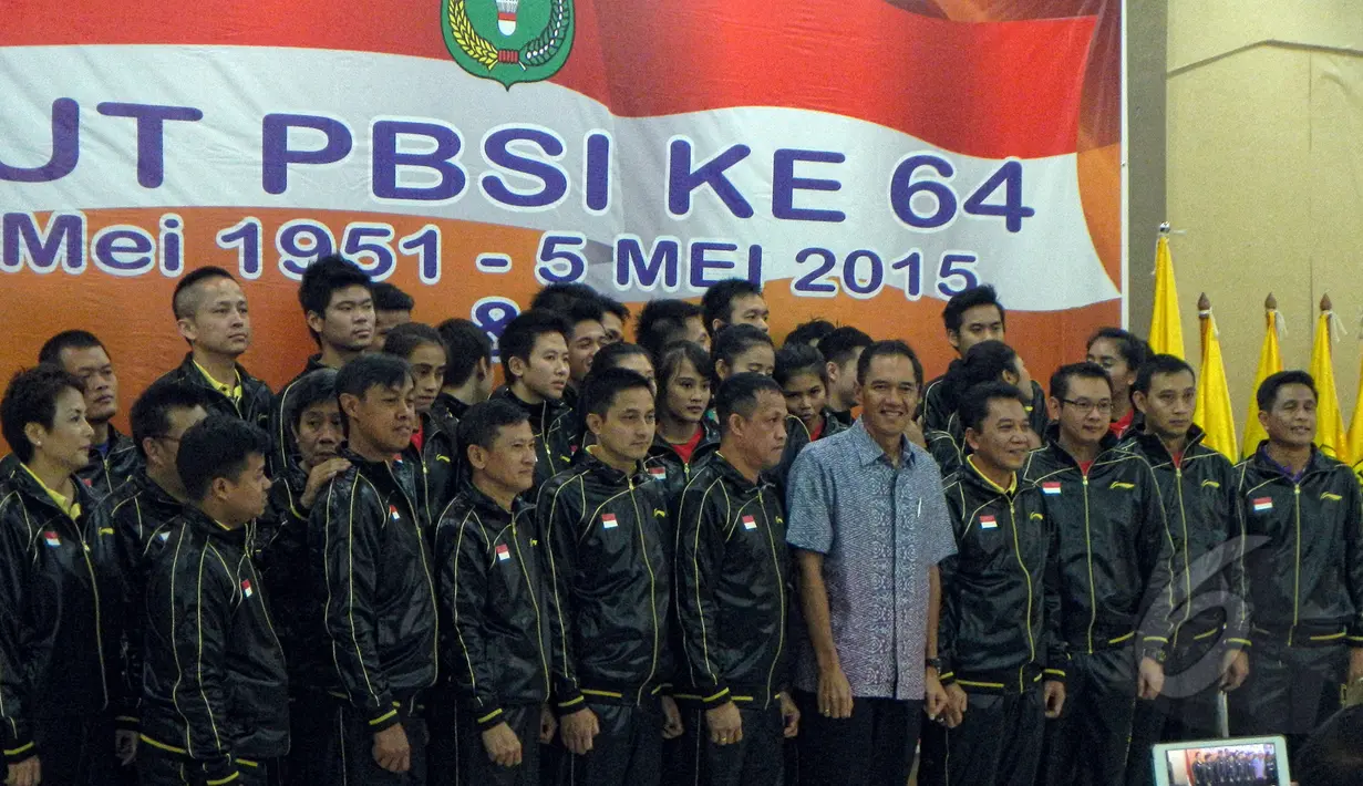 Ketua Umum PBSI Gita Wirjawan berpose bersama Tim Piala Sudirman 2015 saat acara pelepasan dan HUT PBSI ke-64 di Pelatnas Cipayung, Jakarta, Selasa (5/5/2015). (Liputan6.com/Yoppy Renato)