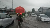 Jalan Arteri Jakarta-Cikampek tergenang air (Liputan6.com/ Abramena)