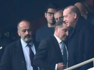 Presiden Turki Recep Tayyip Erdogan (kanan) tiba untuk menyaksikan pertandingan antara Besiktas JK melawan FC Porto pada Grup G Liga Champions di Vodafone Park di Istanbul (21/11). Besiktas dan Porto bermain imbang 1-1. (AFP Photo/Ozan Kose)
