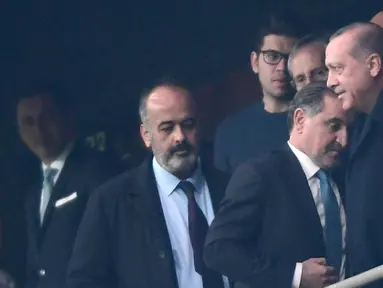 Presiden Turki Recep Tayyip Erdogan (kanan) tiba untuk menyaksikan pertandingan antara Besiktas JK melawan FC Porto pada Grup G Liga Champions di Vodafone Park di Istanbul (21/11). Besiktas dan Porto bermain imbang 1-1. (AFP Photo/Ozan Kose)