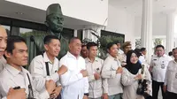 Ryamizard terlihat begitu terharu menghadiri apel perpisahan yang digelar di lapangan Kemenhan, Jakarta, Rabu (23/10/2019). Setelah apel usai, ia nampak di tuntutan untuk menaiki tangga di teras gedung Jenderal Urip Sumoharjo.