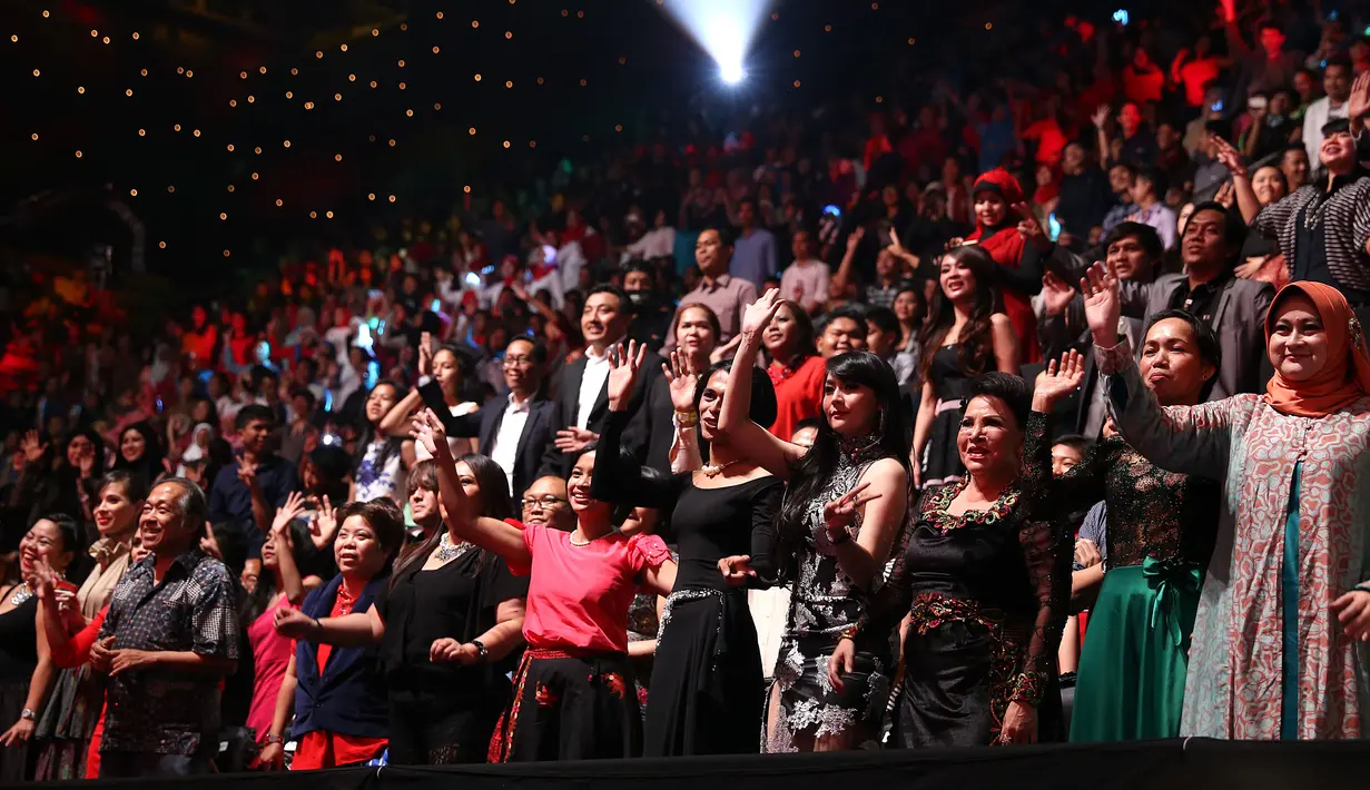 Kemeriahan Goyang JIGO yang di ikuti para artis, musisi dan para penonton yang hadir di pembukaan acara HUT SCTV ke-25. (Galih W. Satria/Bintang.com)