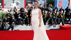 Aktris Natalie Portman berpose di karpet merah saat menghadiri pemutaran film "Planetarium" di Festival Film Venice ke-73 di Venice, Italia (8/9). Artis kelahiran 9 Juni 1981 ini tampil anggun dengan gaun berwarna putih. (REUTERS/Alessandro Bianchi)