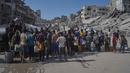 Kekurangan air bersih memaksa warga Gaza bergantung pada distribusi yang terbatas. (AP Photo/Jehad Alshrafi)
