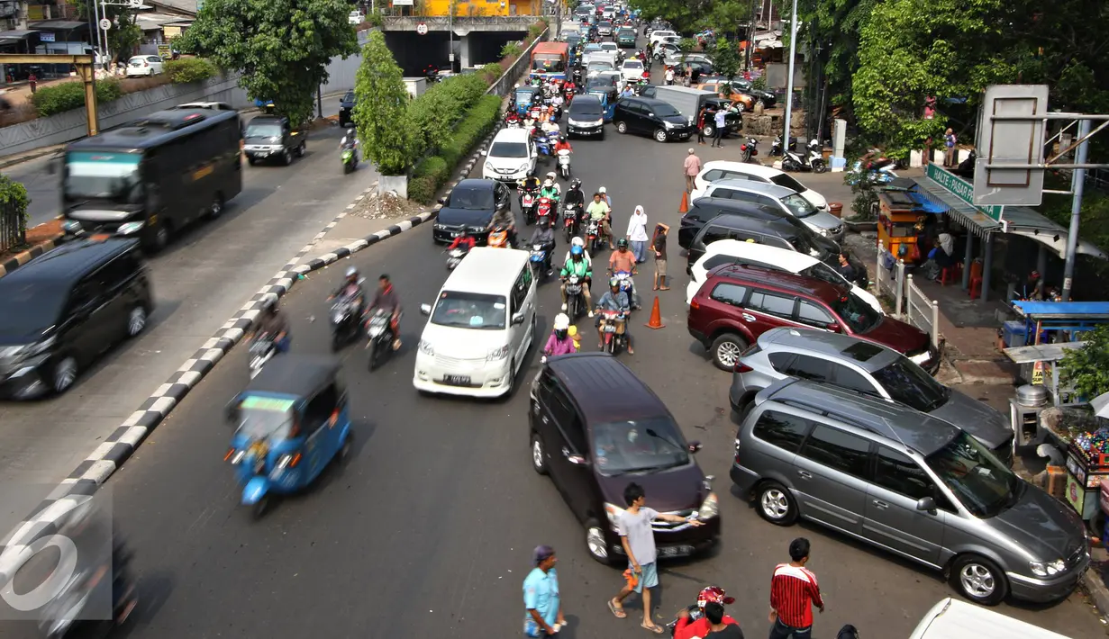 Kendaraan roda empat parkir di bahu Jalan Pramuka, Jakarta, Jumat (20/11). Banyaknya kendaraan pribadi yang parkir di kawasan tersebut menjadi salah satu penyebab kemacetan. terutama saat pagi hingga siang hari. (Liputan6.com/Immanuel Antonius)