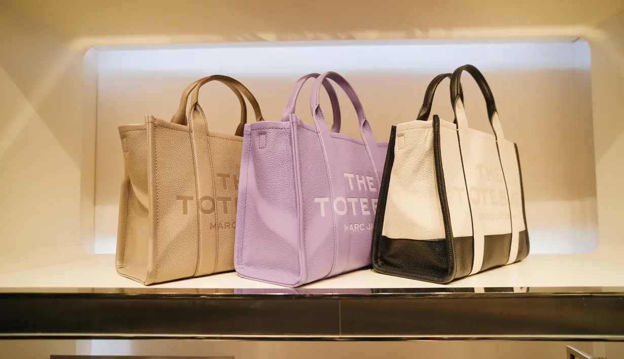 Bagi pecinta Tote Bag Marc Jacobs, kemewahan juga semakin ditingkatkan dengan material kulit sapi yang lembut. [Marc Jacobs]