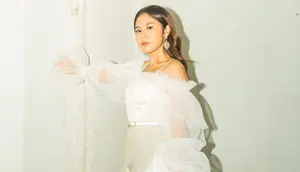 Nadin Amizah kerap menggunakan dress untuk pakaian sehari-hari atau busana panggung. Style yang satu ini bisa ditiru untuk menghadiri acara formal. [Instagram/cakecaine]