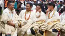 Para penampil lokal menunggu di belakang panggung saat upacara pembukaan Pertunjukan Tari Guozhuang Luqu di Luqu, Prefektur Otonom Etnis Tibet Gannan, Provinsi Gansu, China, 12 Agustus 2020. Lebih dari 3.000 penari ikut serta dalam pertunjukan tersebut. (Xinhua/Huang Zemin)