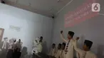 Dua pelajar mengamati diorama Kongres Pemuda II di Museum Sumpah Pemuda, Jakarta, Senin (28/10/2024).