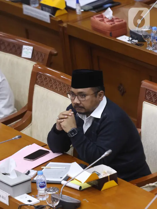 Menteri Agama Yaqut Cholil Qoumas saat mengikuti rapat kerja dengan Komisi VII DPR di Kompleks Parlemen, Senayan, Jakarta, Senin (15/3/2021). Rapat kerja tersebut membahas persiapan penyelenggaraan ibadah haji 1442 H/2021 M dan vaksinasi jemaah haji. (Liputan6.com/Angga Yuniar)