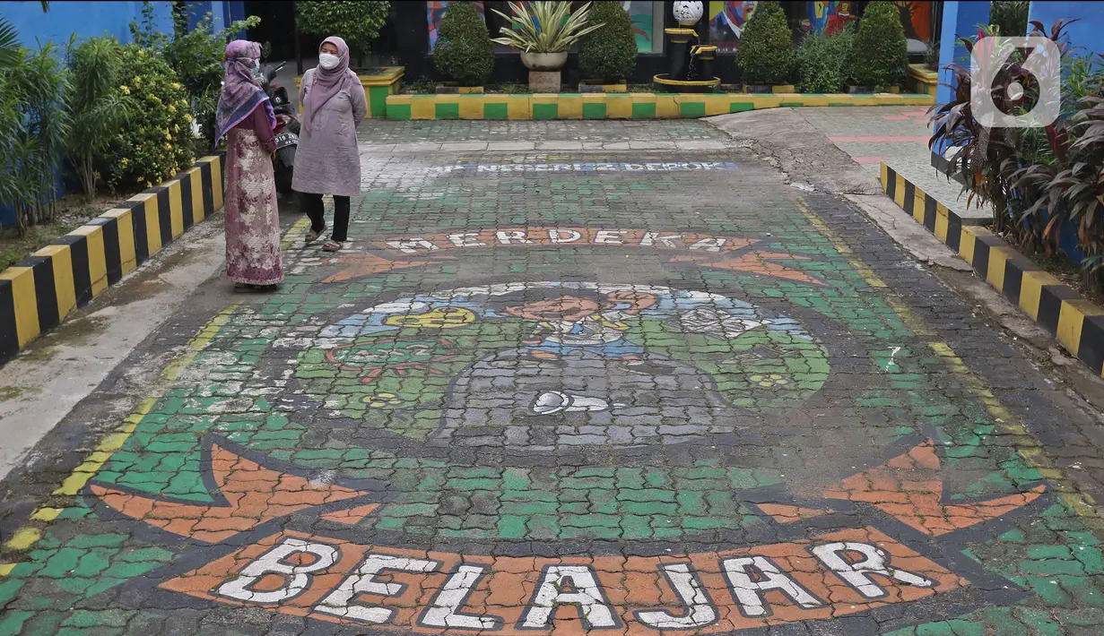 Guru berbincang di SMPN 2 Depok, Pancoran Mas, Depok, Jawa Barat, Jumat (19/11/2021). Pemkot Depok menghentikan sementara pelaksanaan PTMT seluruh sekolah di kawasan Pancoran Mas hingga 29 November 2021. (Liputan6.com/Herman Zakharia)